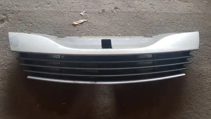 Renault Laguna II (2001 - 2005) 8200012581 Верхняя решетка радиатора — фото 1