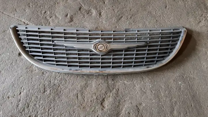 Chrysler Voyager (2001 - 2004) Верхняя решетка радиатора — фото 1