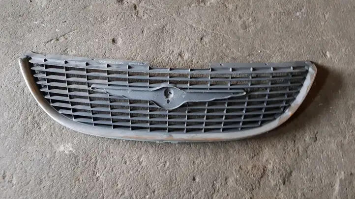 Chrysler Voyager (2001 - 2004) Верхняя решетка радиатора — фото 1