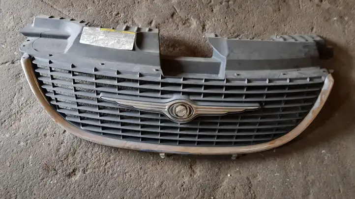 Chrysler Voyager (2001 - 2004) Верхняя решетка радиатора — фото 1