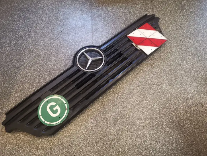 Mercedes-Benz (1988 - 1992) A9408880023 Передняя решетка — фото 1