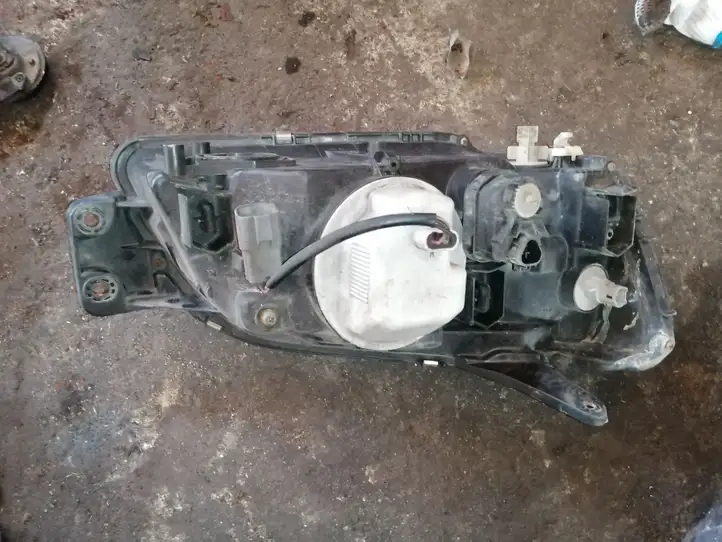 Subaru Outback (1998 - 2003) Передняя фара — фото 2