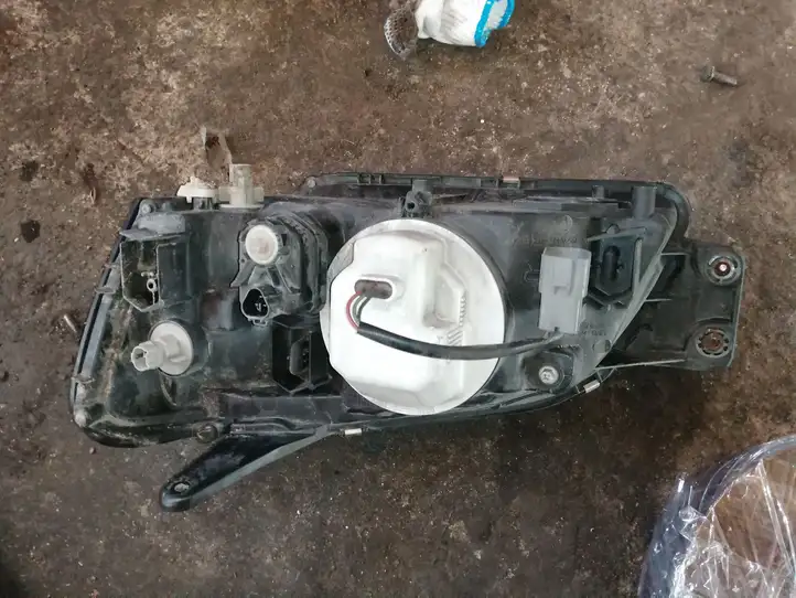 Subaru Outback (1998 - 2003) Передняя фара — фото 4