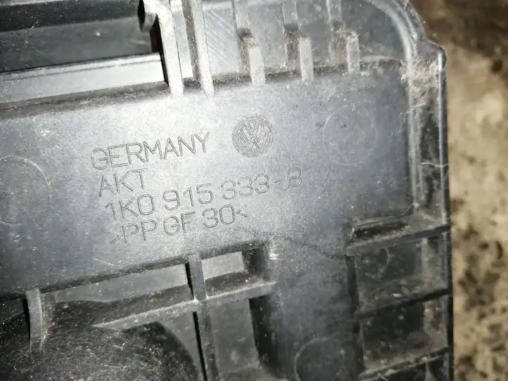 Volkswagen Touran I (2003 - 2010) 1K0915333B Площадка аккумулятора — фото 3