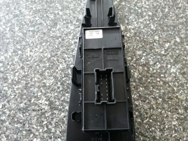 Nissan Leaf I (ZE0) (2010 - 2017) 254111KA5A Блок кнопок стеклоподъемников — фото 4