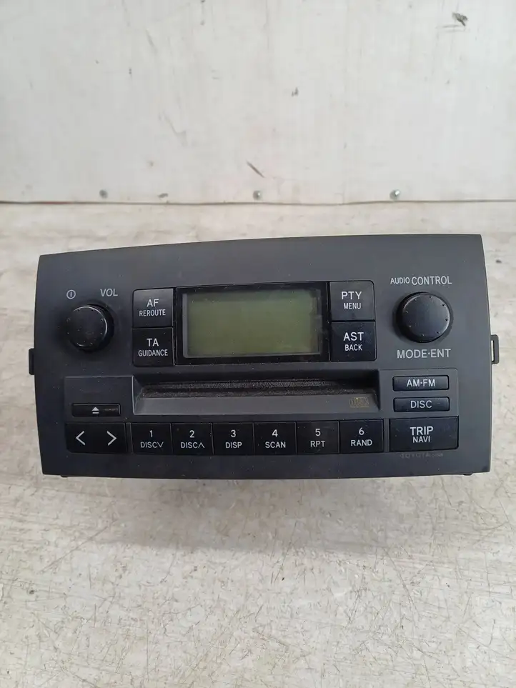 Toyota Corolla Verso E121 (2001 - 2004) 8612013060 Магнитола / мультимедийная система — фото 1