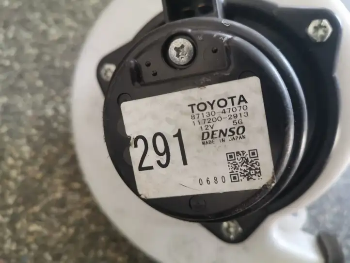 Toyota Prius (XW20) (2003 - 2009) 8713047070 Вентилятор печки — фото 3
