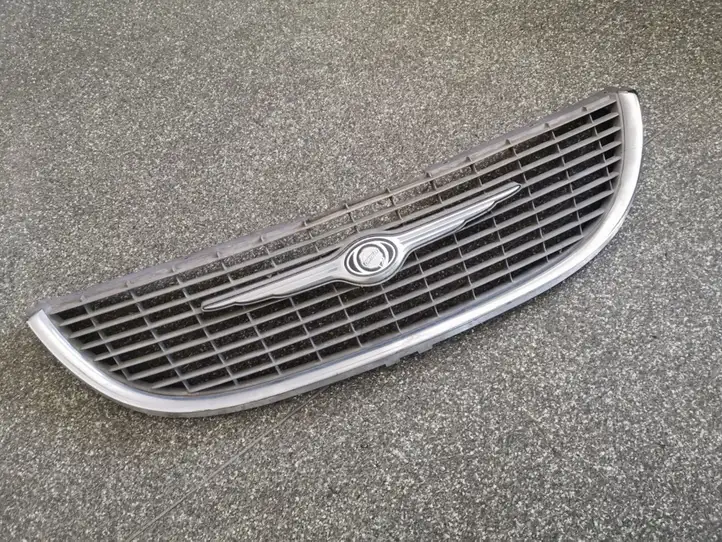 Chrysler Voyager (2001 - 2004) 4857300AA Верхняя решетка радиатора — фото 1