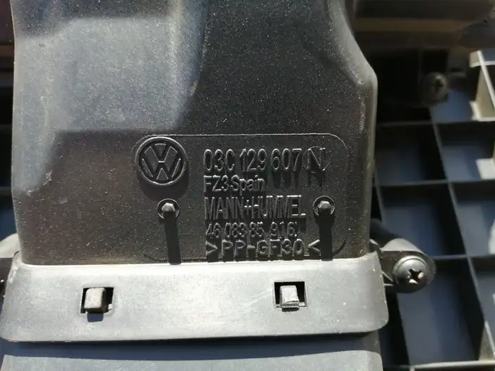 Volkswagen Touran I (2003 - 2010) 03C129607N Крышка двигателя декоративная — фото 4