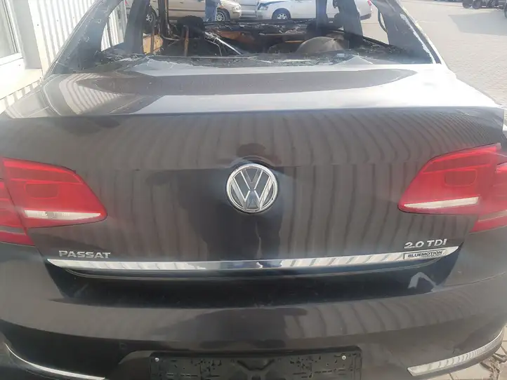 Volkswagen PASSAT B7 (2011 - 2014) Крышка багажника — фото 1