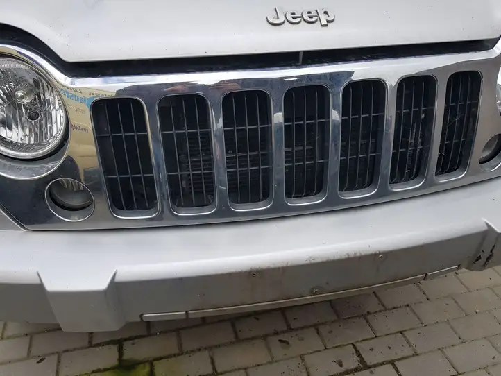 Jeep Liberty (2000 - 2007) Верхняя решетка радиатора — фото 1