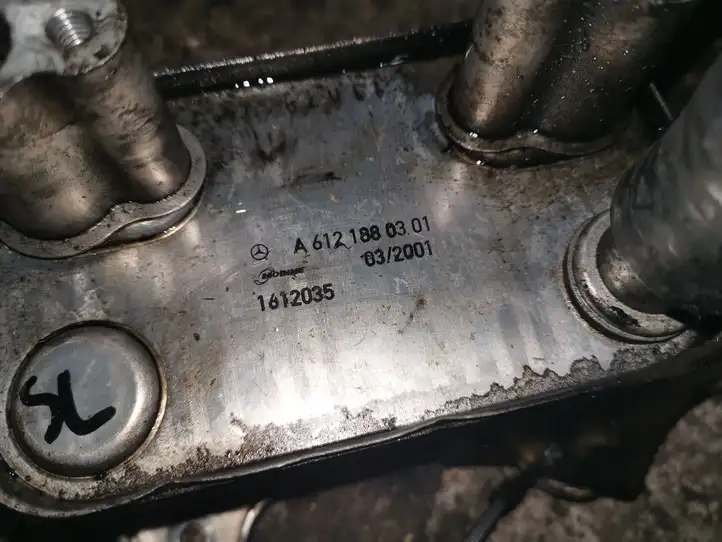 Mercedes-Benz C W203 (2000 - 2007) A6121880301 Кронштейн масляного фильтра — фото 3