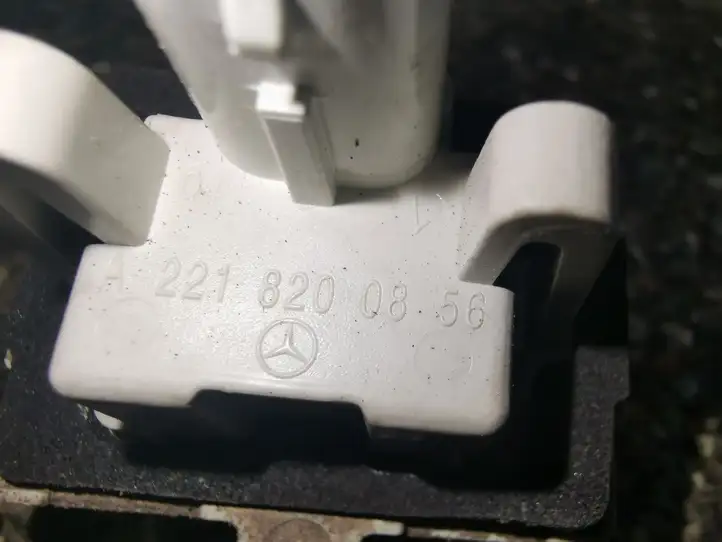 Mercedes-Benz C W204 (2007 - 2014) A2218200856 Подсветка номера — фото 2