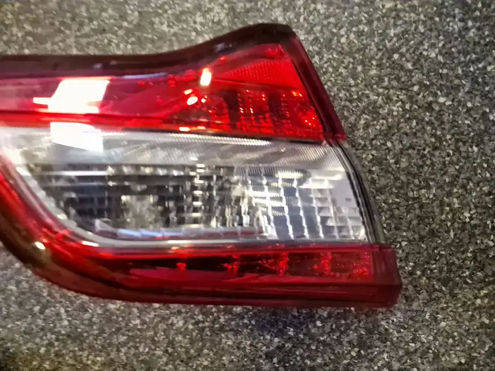 Subaru Legacy (2015 - 2017) Задний фонарь в крышке багажника — фото 1