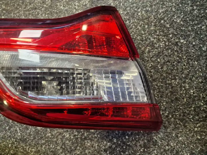 Subaru Legacy (2015 - 2017) Задний фонарь в крышке багажника — фото 3