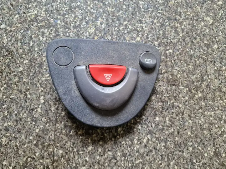 Smart ForTwo I (2000 - 2007) Включатель аварийных фонарей — фото 3