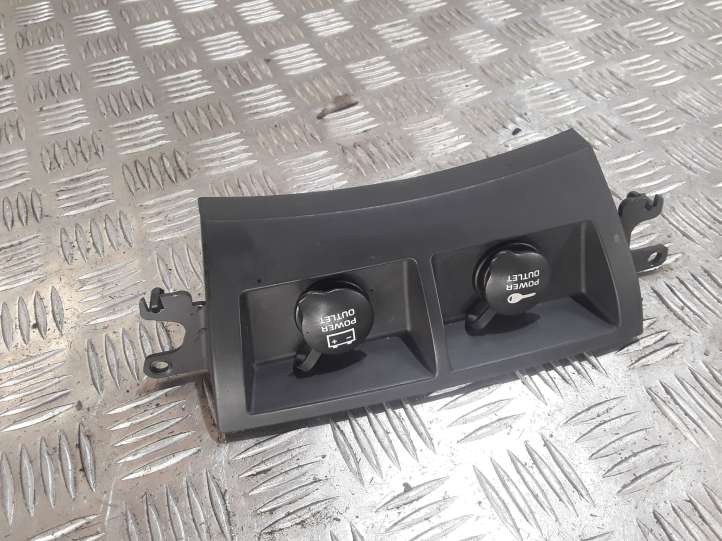 Chrysler Pacifica (2003 - 2008)   Прикуриватель