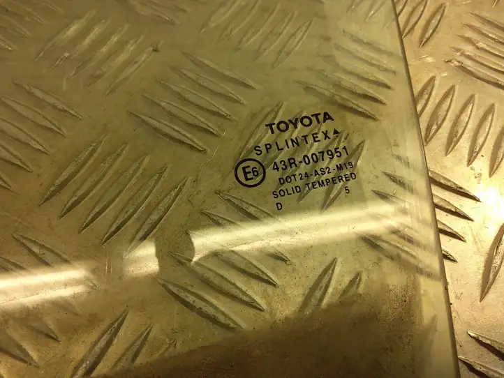 Toyota Corolla E120 E130 (2000 - 2004) 43R007951 Стекло передней двери — фото 6