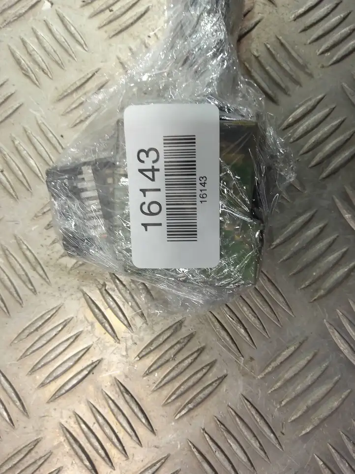 Toyota Corolla E120 E130 (2004 - 2007) 0238017F062 Другие включатели / ручки/ переключатели — фото 9