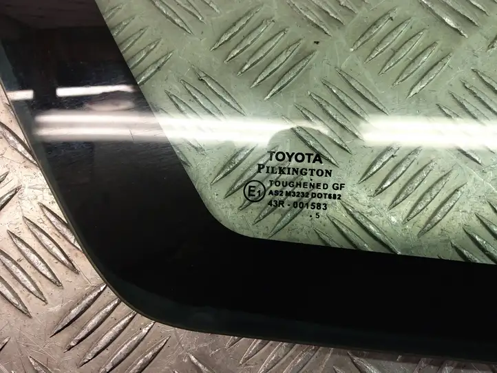 Toyota Corolla E120 E130 (2004 - 2007) 43R-001583 Заднее боковое стекло — фото 5