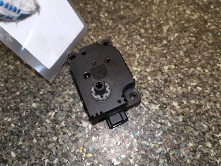 Alfa Romeo 159 (2005 - 2011) 52407578 Двигатель задвижки потока воздуха — фото 3