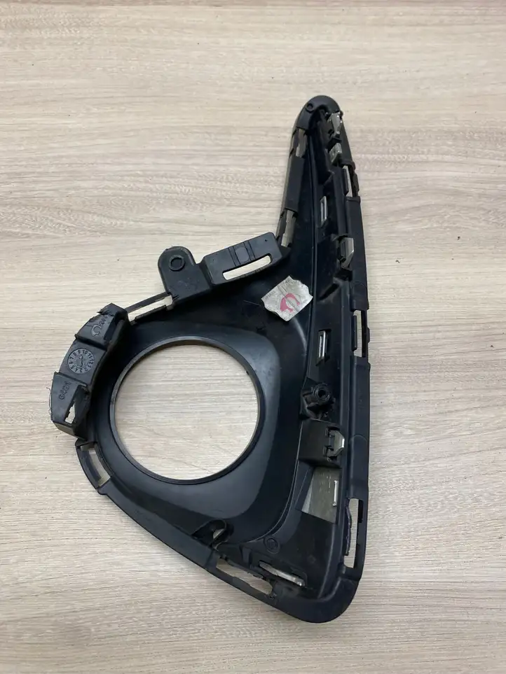 Toyota Yaris (2014 - 2019) 814810d340 Решетка противотуманной фары — фото 1
