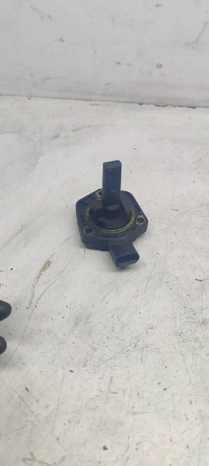 Audi A4 S4 B7 8E 8H (2004 - 2009) 1j0907660B Датчик уровня масла двигателя — фото 2
