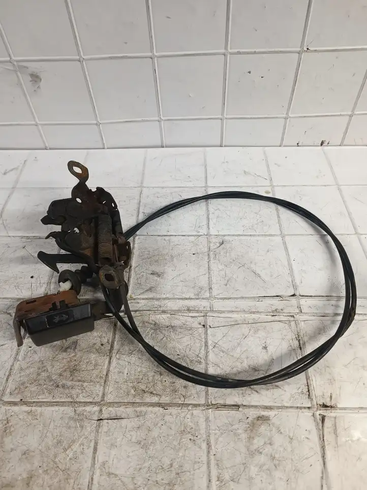 Nissan  (2000 - 2006)   Замок капота