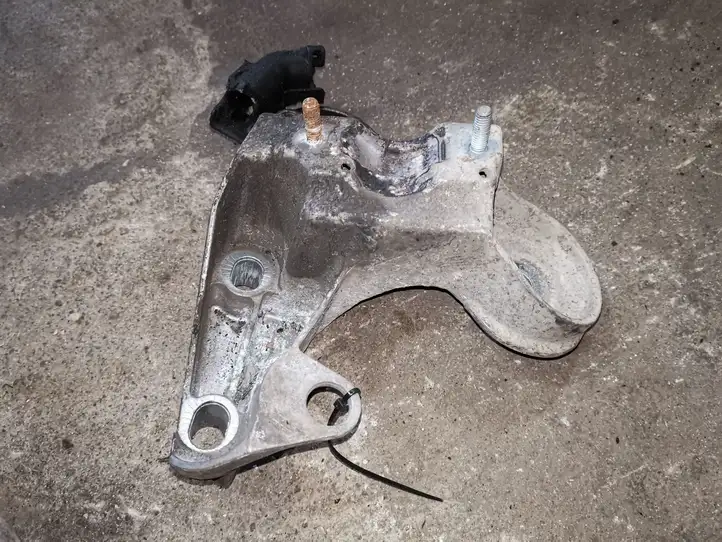 Volkswagen PASSAT B5.5 (2001 - 2005) 8E0199352 Кронштейн двигателя — фото 1