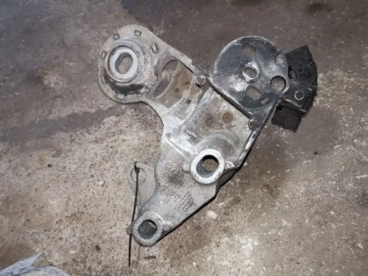 Volkswagen PASSAT B5.5 (2001 - 2005) 8E0199352 Кронштейн двигателя — фото 2