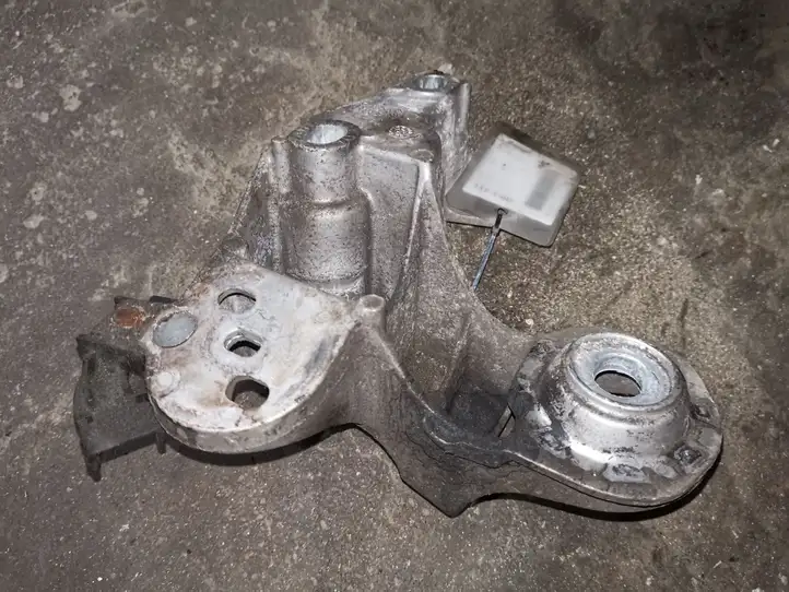 Volkswagen PASSAT B5.5 (2001 - 2005) 8E0199352 Кронштейн двигателя — фото 1