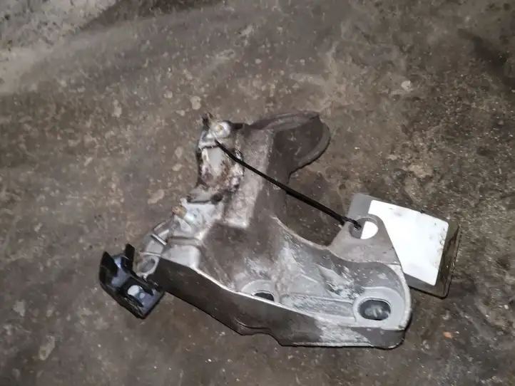 Volkswagen PASSAT B5.5 (2001 - 2005) 8E0199352 Кронштейн двигателя — фото 2