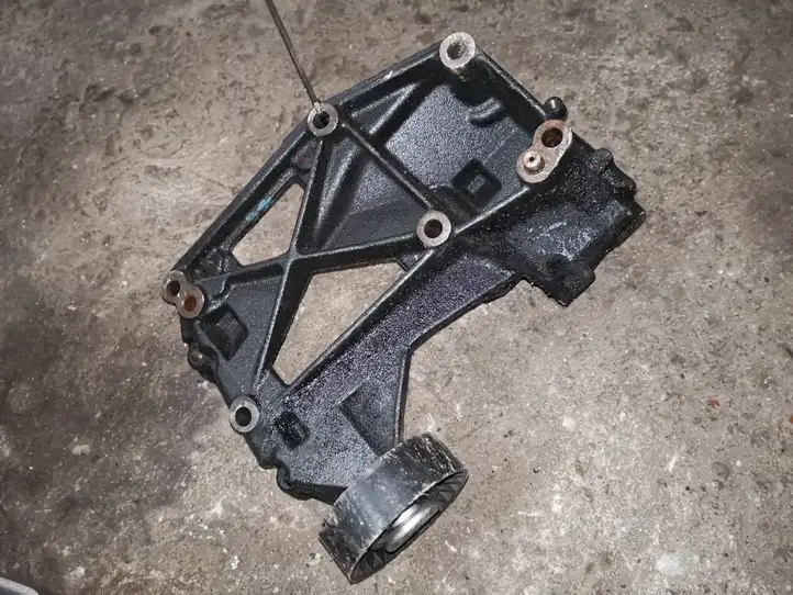 Citroen Xsara Picasso (1999 - 2012) 9632543007 Кронштейн генератора — фото 2