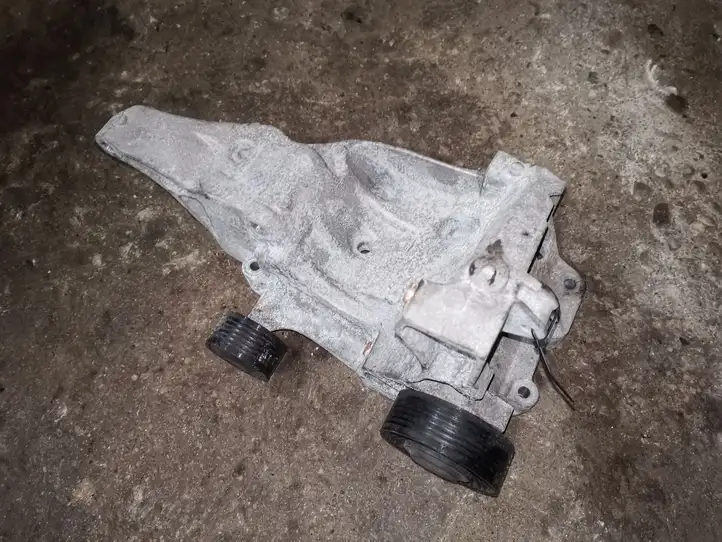 BMW 3 E90 E91 (2005 - 2012) 7802639 Кронштейн генератора — фото 1