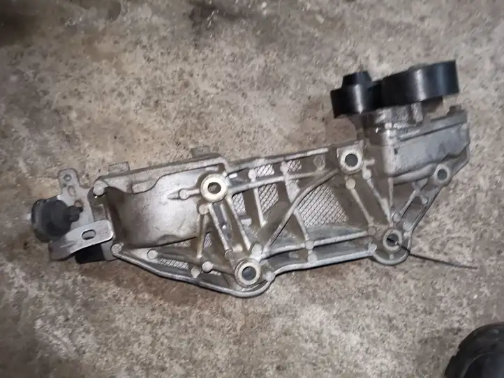 Nissan Qashqai (2006 - 2010) 8200527320C Кронштейн генератора — фото 1