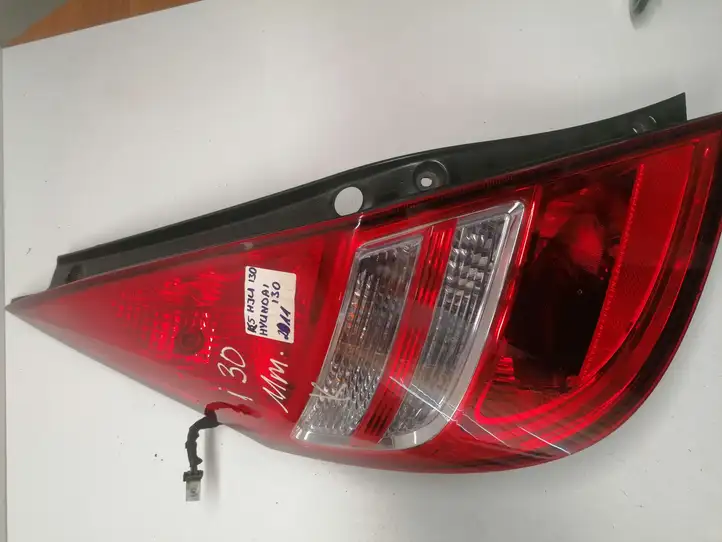 Hyundai i30 (2007 - 2012) 924012R0 Задний фонарь в крышке багажника — фото 1