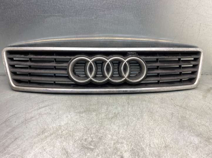 4B0853651A Audi A6 S6 C5 4B Grotelės viršutinės