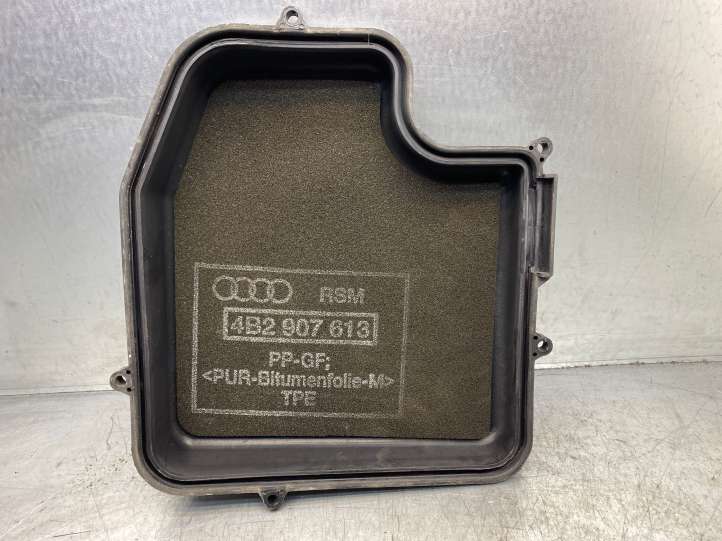 Audi A6 (1997 - 2001)  4B2907613 Крышка ящика аккумулятора