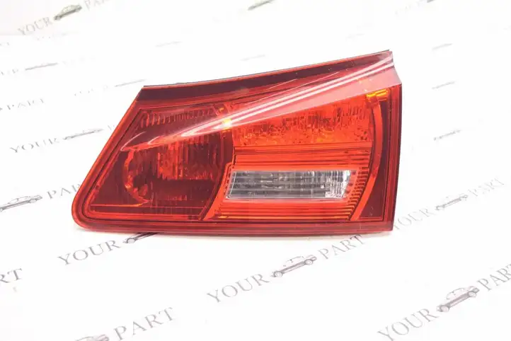 Lexus IS 220D-250-350 (2005 - 2010) Задний фонарь в крышке багажника — фото 1