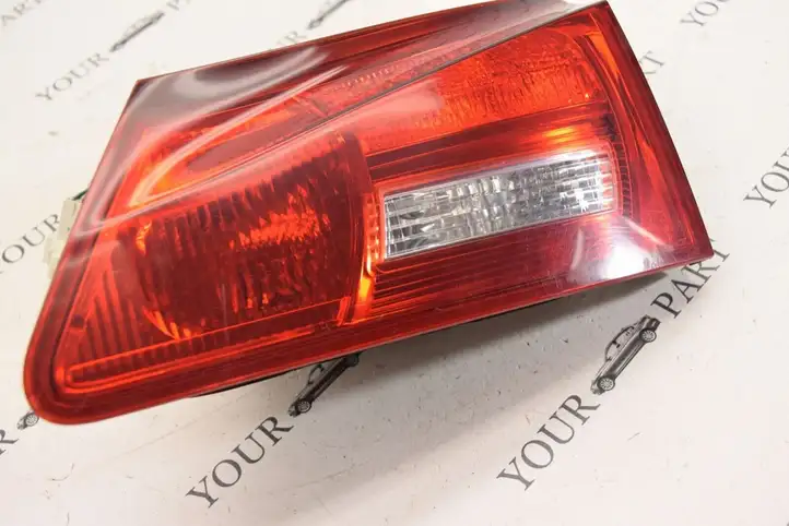 Lexus IS 220D-250-350 (2005 - 2010) Задний фонарь в крышке багажника — фото 4