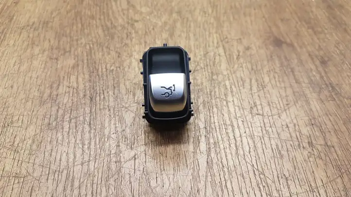 Mercedes-Benz C W205 (2014 - 2021) A2059051713 Кнопка закрытия крышки багажника — фото 1