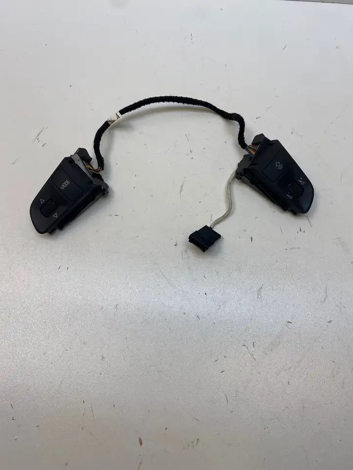 Audi A3/S3 8P (2004 - 2008) 4F0951527A Кнопки на рулевом колесе — фото 1