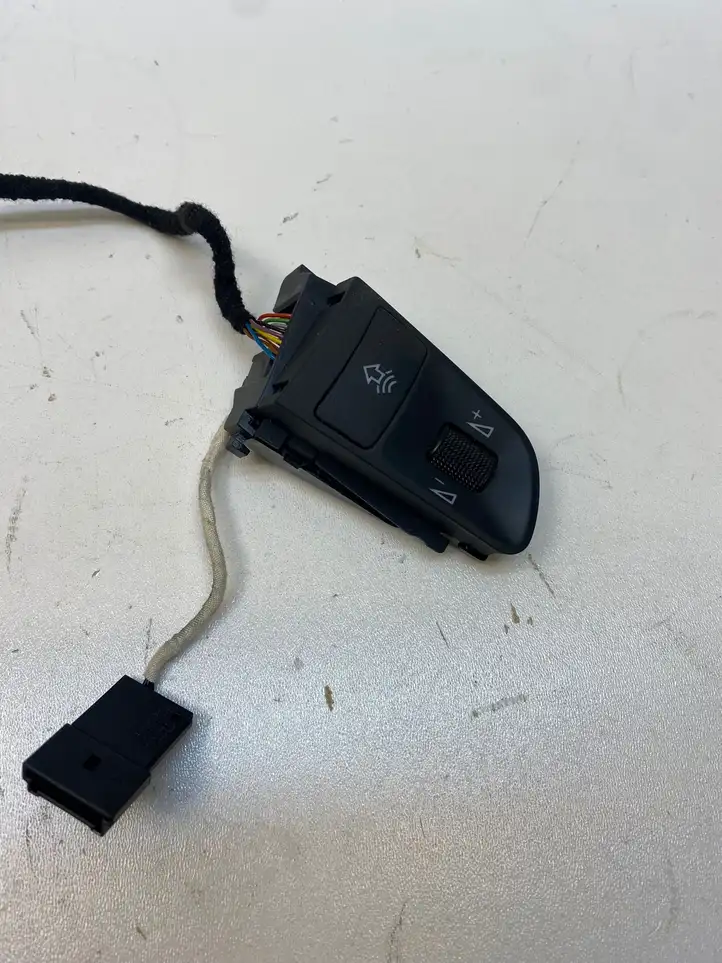 Audi A3/S3 8P (2004 - 2008) 4F0951527A Кнопки на рулевом колесе — фото 3