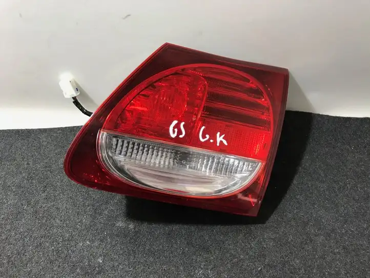 Lexus GS 300 350 430 450h (2004 - 2007) Задний фонарь в крышке багажника — фото 1