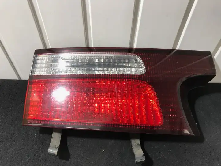 Toyota Previa (XR30, XR40) II (2000 - 2006) Задний фонарь в крышке багажника — фото 1