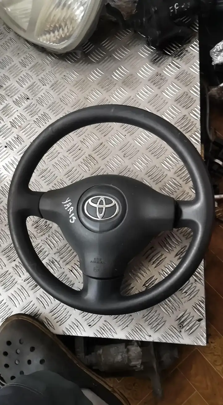 Toyota Yaris (1999 - 2003) Руль — фото 1