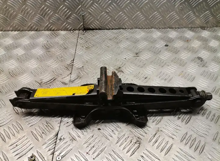 Toyota Corolla Verso AR10 (2004 - 2009) Домкрат — фото 1