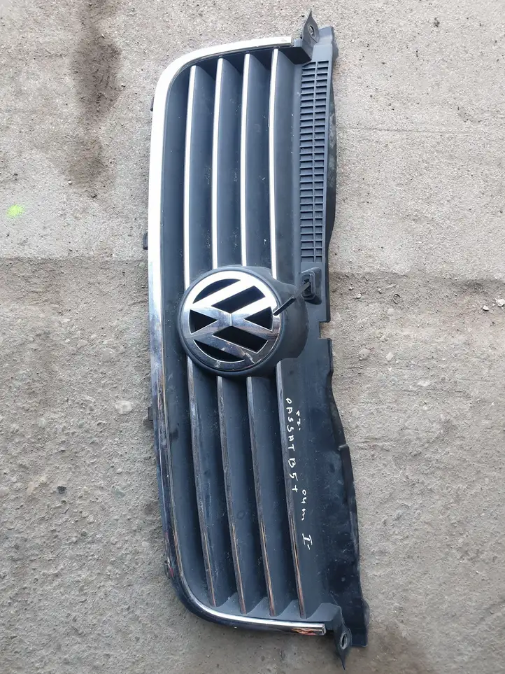 Volkswagen PASSAT B5.5 (2001 - 2005) Верхняя решетка радиатора — фото 1
