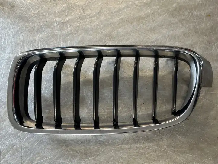 BMW 3 F30 F35 F31 (2012 - 2018) 51137255411 Передняя решетка — фото 1