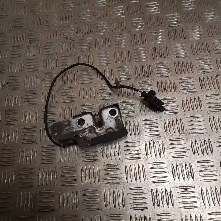 Volkswagen PASSAT B6 (2005 - 2010)   Замок капота